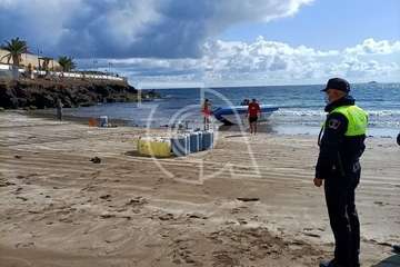 Una lancha neumática con varios jóvenes inmigrantes arriba a la playa de Ojos de Garza/TA.